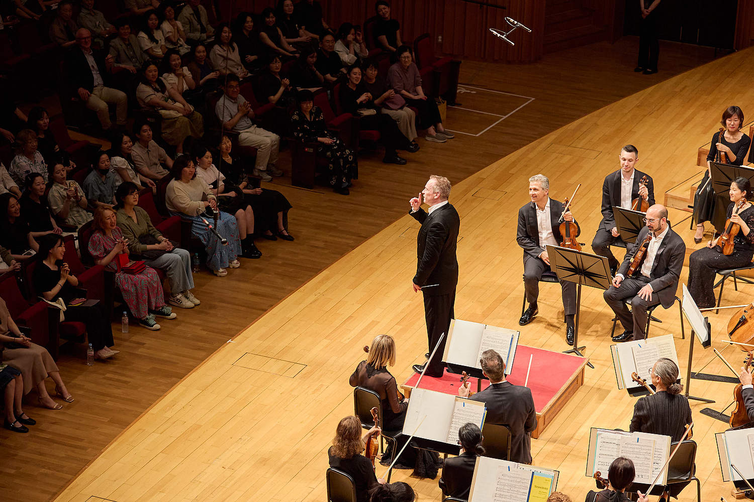 © LOTTE Concert Hall The Orchestre de la Suisse Romande on tour at the LOTTE Concert Hall in Seoul with violinist Inmo Yang and conductor Jonathan Nott