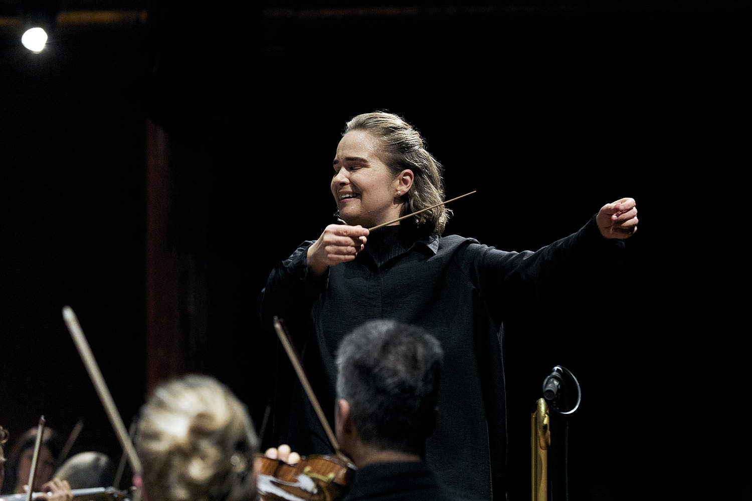© Dougados Magali Photo zoomée sur la cheffe Eva Ollikainen en pleine direction de la Symphonie N° 6 de Mahler, lors du concert du 10 décembre avec l'Orchestre de la Suisse Romande et la cheffe Eva Ollikainen